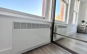 Sleek Stylish 1 Bedroom Leeds City Apartment